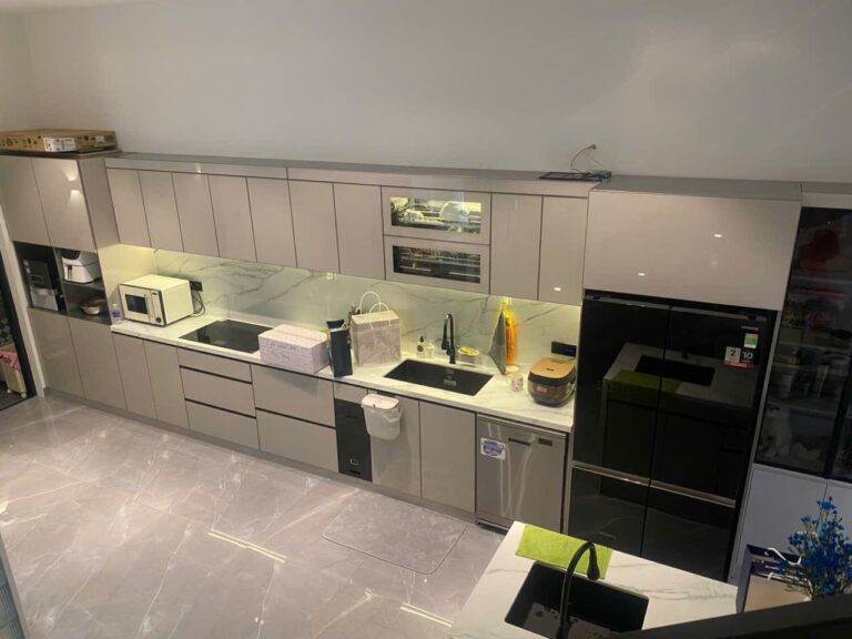 Tủ Bếp Hợp Kim Nhôm Và Tủ Bếp Inox: Nên Chọn Loại Tủ Bếp Nào
