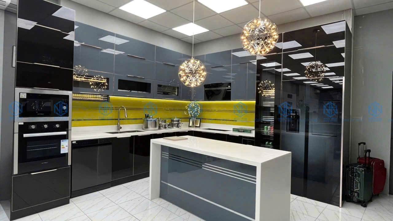 Tủ Bếp Khung Inox Cánh Kính Sơn Màu 